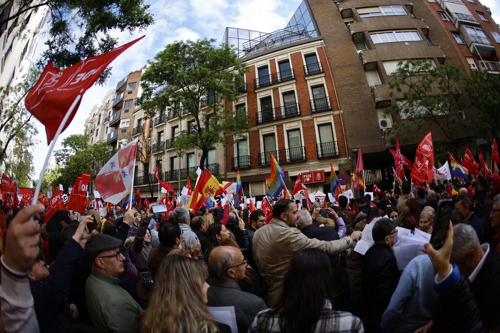 La militancia socialista apoya en la calle a Pedro S&aacute;nchez