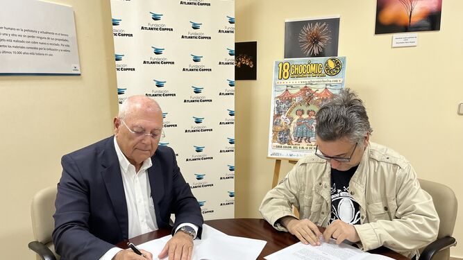 Firma del acto de patrocinio entre el director general de la Fundación Atlantic Copper, Antonio de la Vega y el presidente de la Asociación Cultural 6 Viñetas, Gerardo Macías.