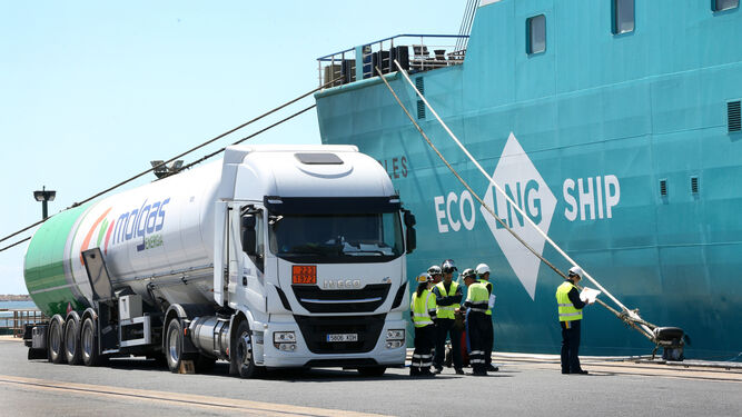 Imagen del abastecimiento que tuvo lugar ayer en el Muelle Sur del Puerto de Huelva.