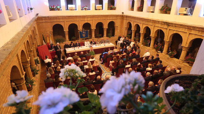 Sesión extraordinaria de la Real Sociedad Colombina en el claustro del Monasterio de La Rábida