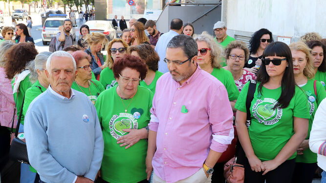 Aníbal Domínguez, arropado por sus padres y vecinos, ante el Palacio de Justicia de Huelva en mayo.