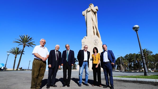 Juan Ortiz y Monrroy, José María Azcárate, Javier Rey Vich, Sixto Romero, Ana Vives y David González Cruz, ante el Monumento a Colón.