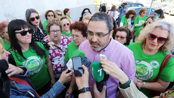 Aníbal Domínguez atiende a la prensa ante el Palacio de Justicia.