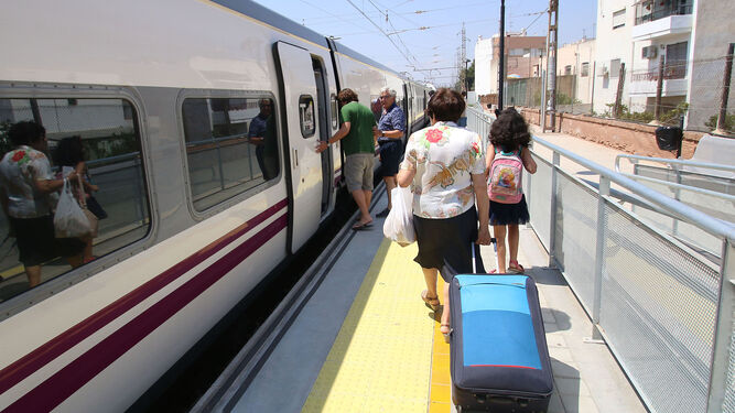 Pasajeros se suben en un tren con destino a Madrid.