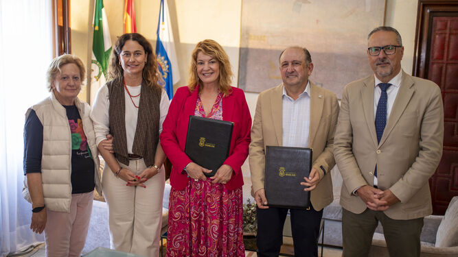 Representantes del Ayuntamiento y de la Fundación Valdocco durante la firma del convenio.